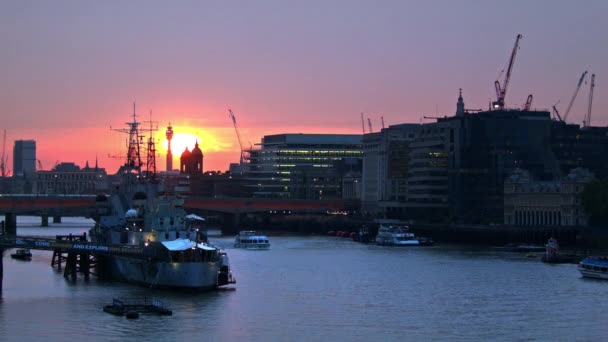 London - 11. August 2015: roter Sonnenuntergang über der londoner Brücke — Stockvideo