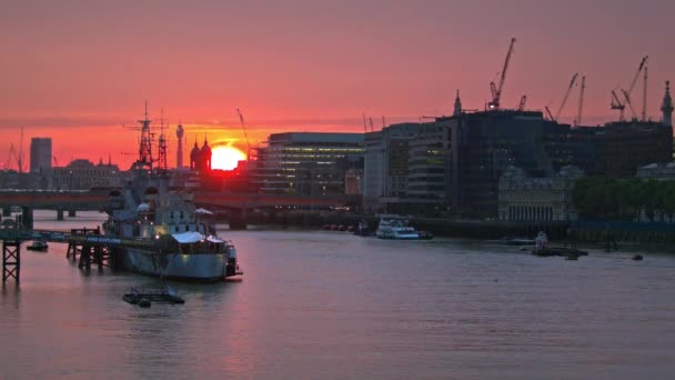 London - 11. August 2015: Orangefarbener Sonnenuntergang spiegelt sich auf der Themse in London — Stockvideo
