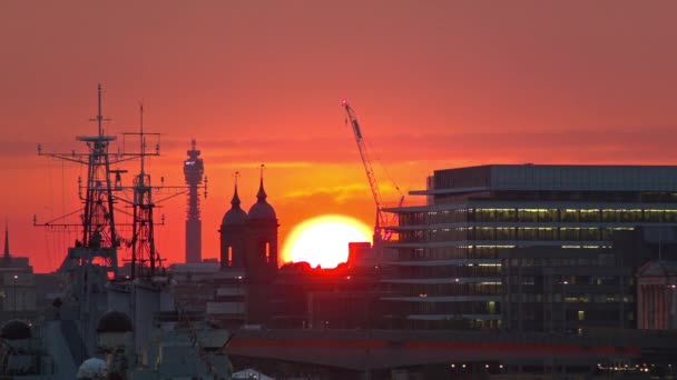 Turuncu günbatımı güneş kaybolmadan önce Londra'nın yakın — Stok video