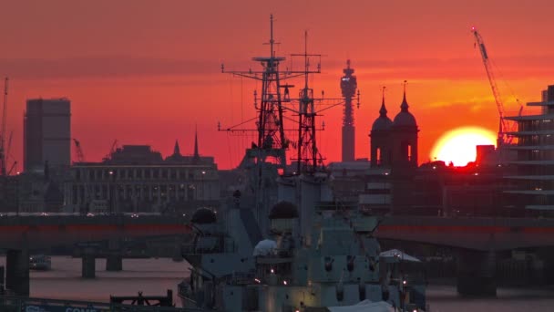 London - August 11, 2015: Just before the Sun disappears on the Horizon in London, close up — Stock Video