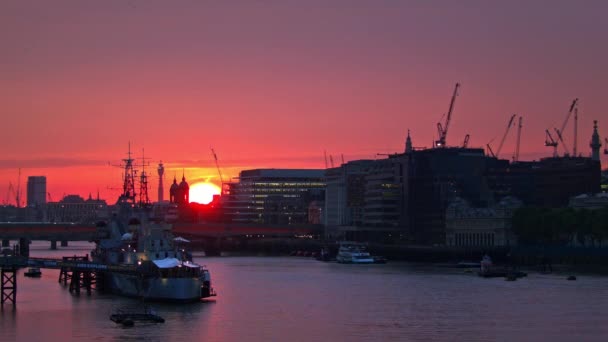 लंडन ऑगस्ट 11, 2015: लंडनमधील थम्सच्या वरील संत्रा आणि जांभळा सूर्यास्त — स्टॉक व्हिडिओ
