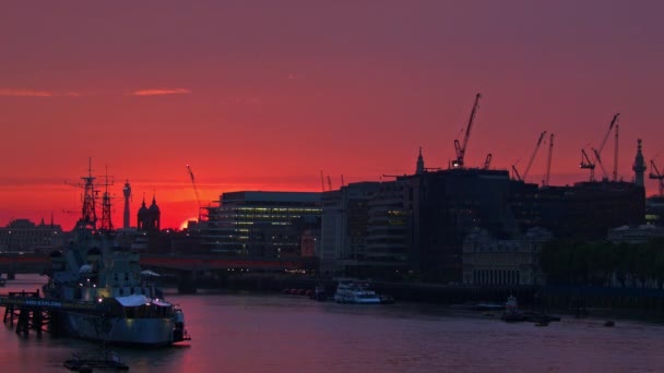 Purpurroter Himmel nach Sonnenuntergang in London — Stockvideo