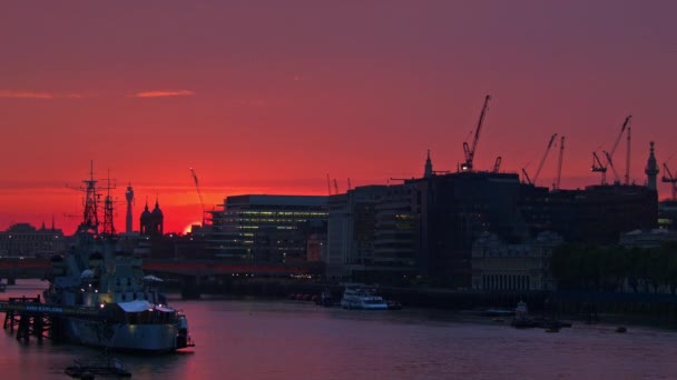 Purpurové nebe po západu slunce v Londýně