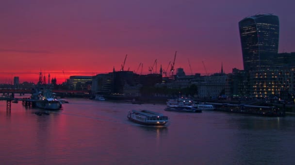 Londres - 11 de agosto de 2015: City of London con cielo púrpura después del atardecer, barco que pasa por el Támesis — Vídeos de Stock
