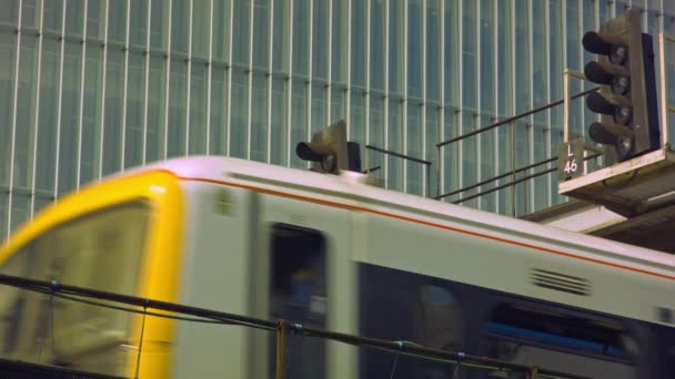 Londres - 12 de junio de 2015: Tren subterráneo que pasa por debajo de Shard — Vídeos de Stock