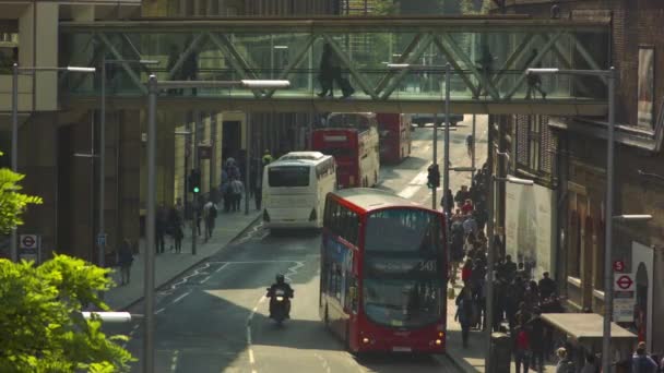 Londra - 12 giugno 2015: Traffico alla stazione London Bridge — Video Stock