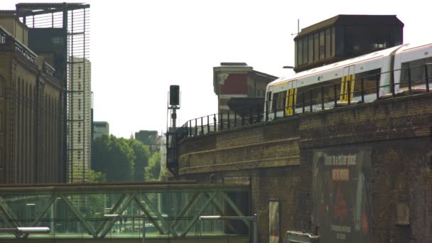 Trein passeren naast de London Bridge Station — Stockvideo