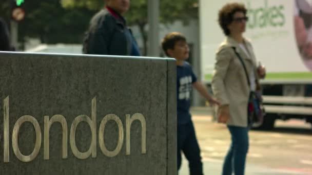 Λονδίνο - 12 Ιουνίου 2015: Λονδίνο σήμα με τουρίστες — Αρχείο Βίντεο