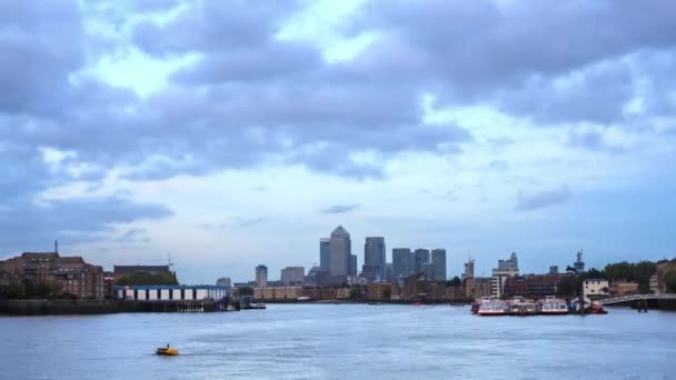 Londen - 15 September 2015: Dag naar nacht tijd komen te vervallen, Canary Wharf, Londen — Stockvideo