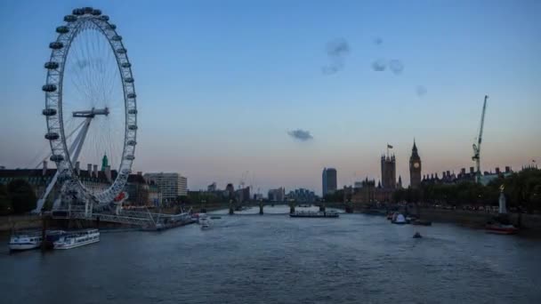 Londen - September, 11 2015: Dag nacht tijd vervalt voor de weergave van Londen met de London Eye, de Big Ben en de Theems is in het midden. — Stockvideo