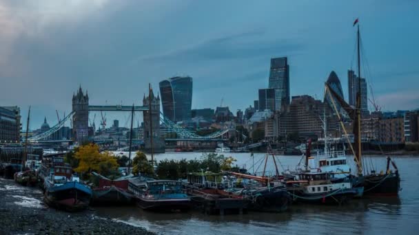 Londres - SEPTIEMBRE, 11 2015: Día a noche Caducidad del Puente de la Torre y la Ciudad de Londres en el fondo, vista desde el sur. Casas flotantes en el Támesis en primer plano — Vídeos de Stock