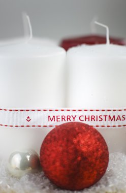 İki mum ve bir Noel dekorasyonu