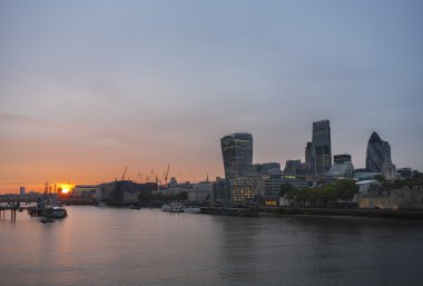Günbatımı ile sarı gök, Londra