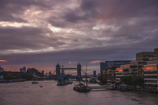 Хмарно Схід сонця над Tower Bridge, Лондон — стокове фото