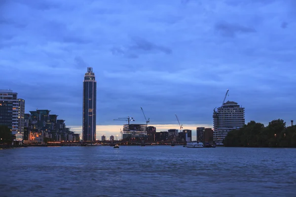 Лондон Блакитний sunset із видом на St George Wharf башта — стокове фото