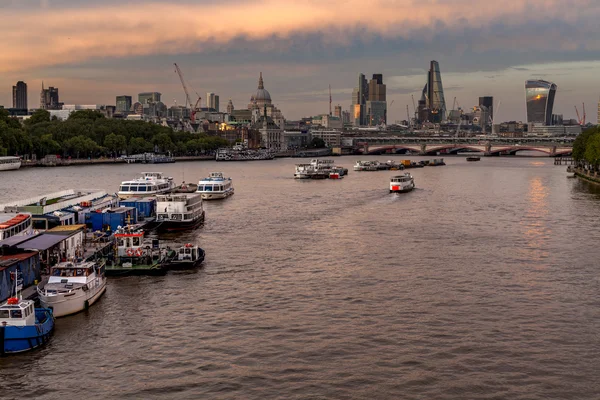 Il tramonto rosso si riflette su Walkie-Talkie, Londra — Foto Stock