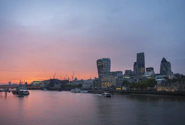 Tramonto con cielo rosso, City of London — Foto Stock