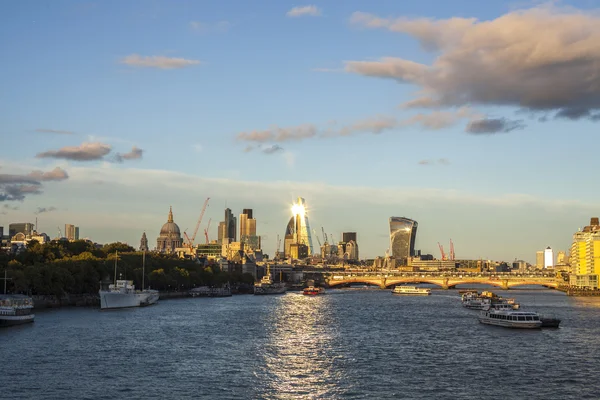 Il sole si riflette dai grattacieli di Londra — Foto Stock