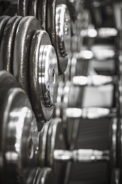 bir spor salonunda ağırlık