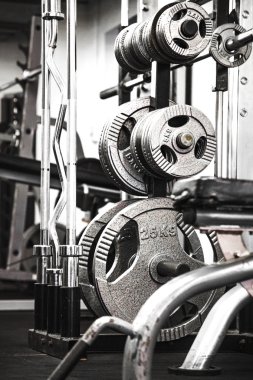 Bir raf üzerinde bir spor salonunda ağırlık