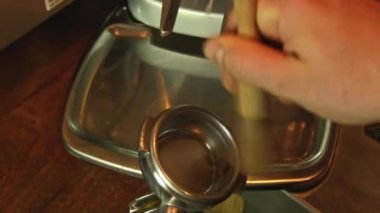 Kahve makinesi ve kahve makinesi.