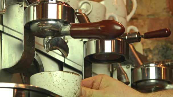 Cafetera y el barista — Vídeo de stock