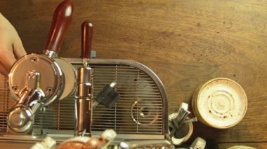 Kahve makinesi ve kahve makinesi.