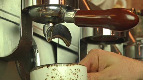 Kaffeemaschine und der Barista — Stockvideo