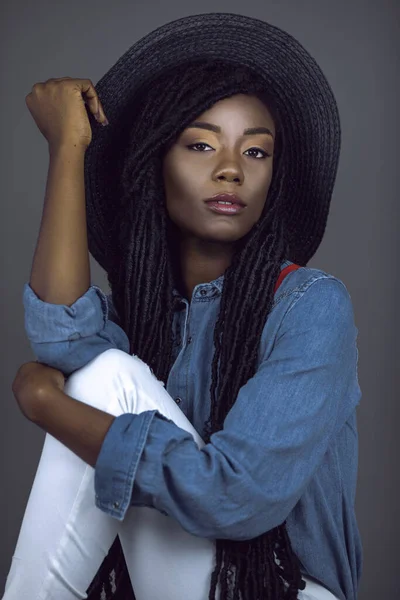 Retrato Uma Bela Jovem Mulher Negra Com Longos Dreadlocks Bela — Fotografia de Stock