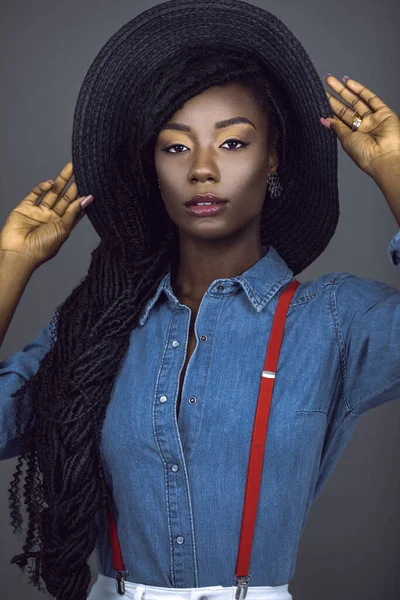Portret Seksownej Młodej Czarnej Kobiety Długimi Dredami Pięknym Makijażem Pozującej — Zdjęcie stockowe