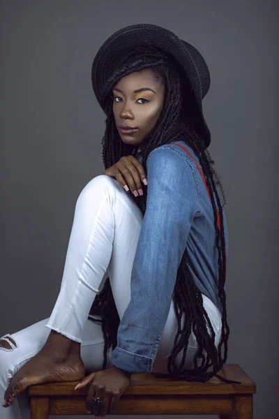 Portret Uwodzicielskiej Młodej Czarnej Kobiety Długimi Dredami Pięknym Makijażem Siedzącej — Zdjęcie stockowe