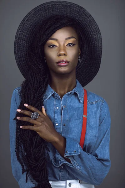 Portret Zmysłowej Młodej Czarnej Kobiety Długimi Dredami Pięknym Makijażem Pozującej — Zdjęcie stockowe