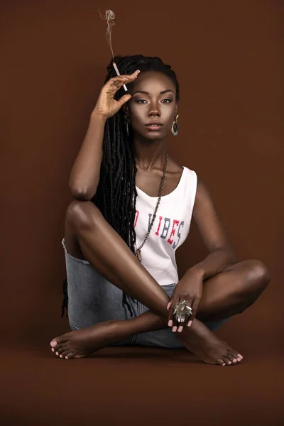 Retrato Uma Bela Mulher Negra Com Longos Dreadlocks Maquiagem Bonita — Fotografia de Stock