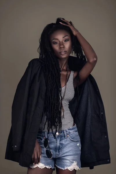 Retrato Uma Jovem Negra Com Longos Dreadlocks Bela Maquiagem Lábios — Fotografia de Stock