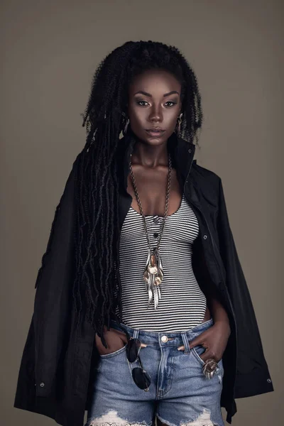 Портрет Случайно Молодой Черной Женщины Длинными Дредами Красивый Макияж Влажные — стоковое фото