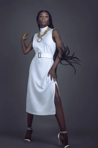 Portret Eleganckiej Młodej Czarnej Kobiety Długimi Dredami Pięknym Makijażem Wilgotnymi — Zdjęcie stockowe