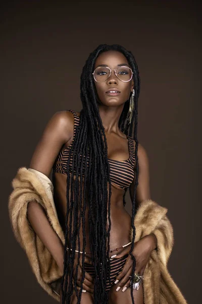 Retrato Uma Jovem Sensual Negra Com Longos Dreadlocks Bela Maquiagem — Fotografia de Stock