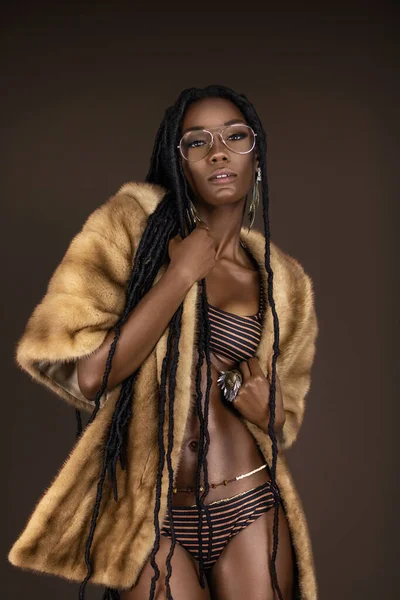 Retrato Uma Jovem Mulher Negra Vulnerável Com Longos Dreadlocks Bela — Fotografia de Stock