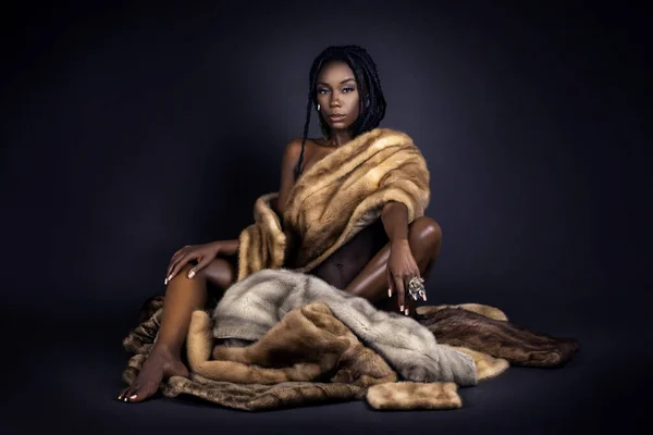 Retrato Uma Jovem Mulher Negra Serena Com Longos Dreadlocks Bela — Fotografia de Stock