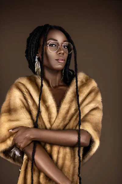 Retrato Uma Jovem Mulher Negra Serena Com Longos Dreadlocks Bela — Fotografia de Stock