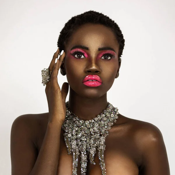 Retrato Uma Jovem Mulher Negra Sensual Com Cabelo Preto Curto — Fotografia de Stock