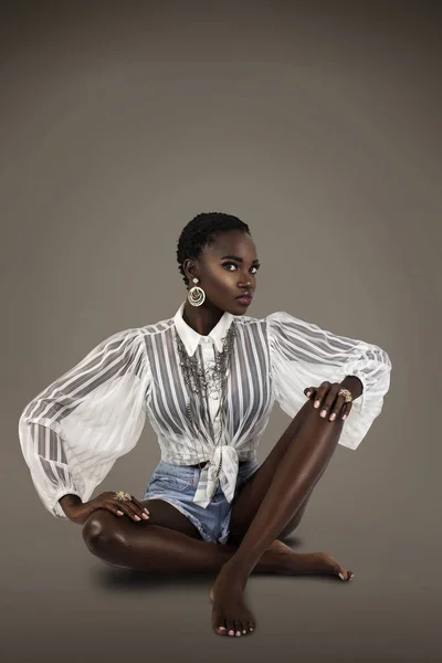 Retrato Estúdio Uma Jovem Sensual Negra Sentada Chão Com Cabelos — Fotografia de Stock
