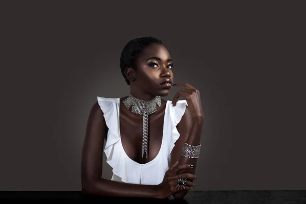 Retrato Uma Jovem Mulher Negra Sedutora Com Cabelo Preto Curto — Fotografia de Stock