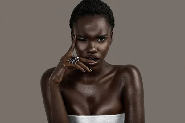 Retrato Uma Jovem Mulher Negra Serena Com Cabelo Preto Curto — Fotografia de Stock