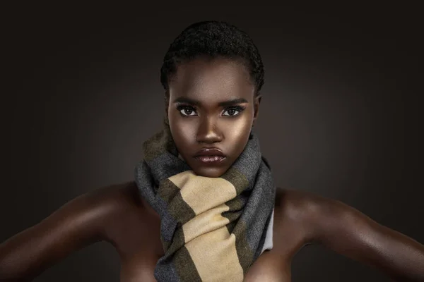 Ένα Πορτραίτο Μιας Αισθησιακής Νεαρής Μαύρης Γυναίκας Κοντά Μαύρα Μαλλιά — Φωτογραφία Αρχείου
