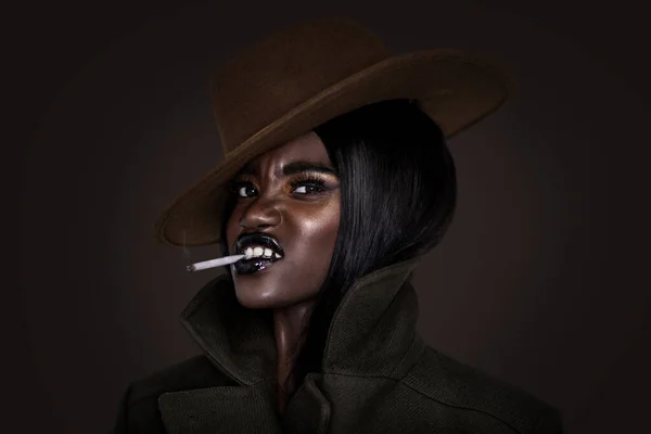 Retrato Uma Jovem Mulher Negra Fumante Com Cabelo Preto Longo — Fotografia de Stock