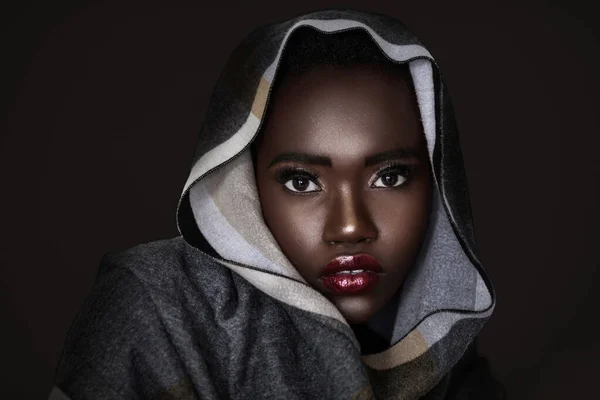 Uma Foto Uma Jovem Fêmea Negra Fofa Com Cabelo Encaracolado — Fotografia de Stock