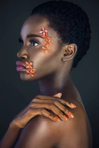 Portrait Serene Young Black Female Beautiful Short Afro Beautiful Makeup — Stock Photo, Image