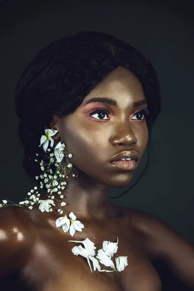 Retrato Uma Jovem Mulher Negra Sensual Com Cabelos Negros Longos — Fotografia de Stock