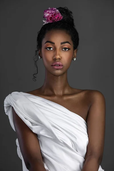 Retrato Cerca Una Sensual Joven Hembra Negra Con Pelo Largo —  Fotos de Stock